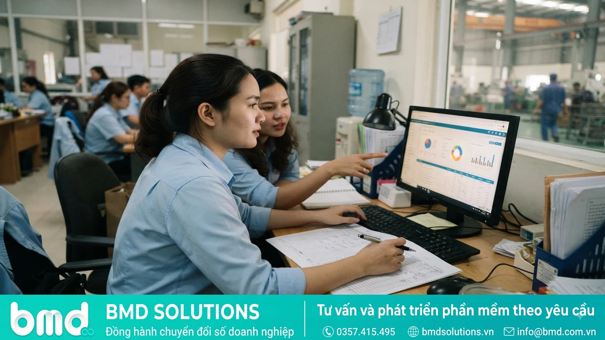 Ảnh đại diện toàn bài: Sales admin staff reviewing customer orders and payment status on a computer screen in a factory office – Phần mềm quản lý đơn hàng và công nợ cho nhà máy sản xuất
